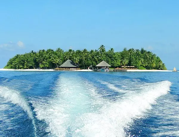 En av øyene i Maldivene sett fra fartbåten