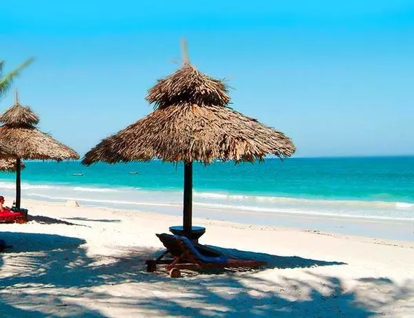 Avslapping på stranden i Mombasa