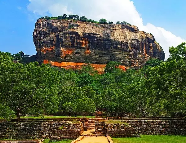 Den historiske Løveklippen sett fra avstand