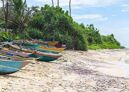 fiskebåter på en vakker strand i Sri Lanka